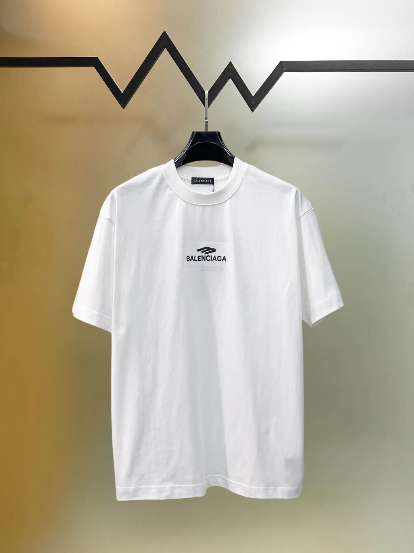 Balenciaga's high-end top-quality products 🐮2026 Spring and Summer New Arrival first counter, the latest New Arrival short-sleeved round neck T-shirt, Premium customized design, avant-garde and fashionable! Brand logo heavy craftsmanship design Premium customized 260g fabric. Soft to the touch. Comfortable to wear. Counter-level exquisite stitching. Fine workmanship. The upper body effect is incomparably handsome! A must-have item for men and women with the same style! Sizes: S~XXL When placing an order, please state your height and weight. The maximum wearing size is 210 pounds (one size larger)